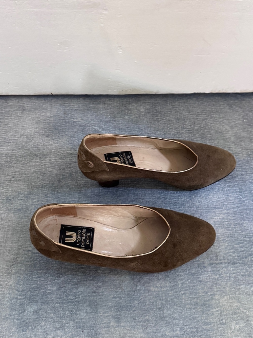 Vintage 80s Suede Kitten Heel Pump Khaki Ungaro Parallèle Paris Fleur-de-Lis 7.5 - Picture 2 of 9